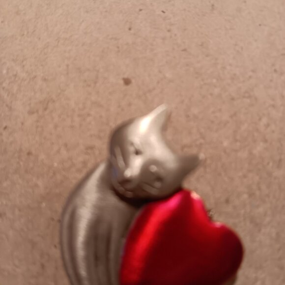 VINTAGE 1980 JJ JONETTE JEWELRY CAT WITH RED HEART PEWTER BROOCH - Picture 2 of 4